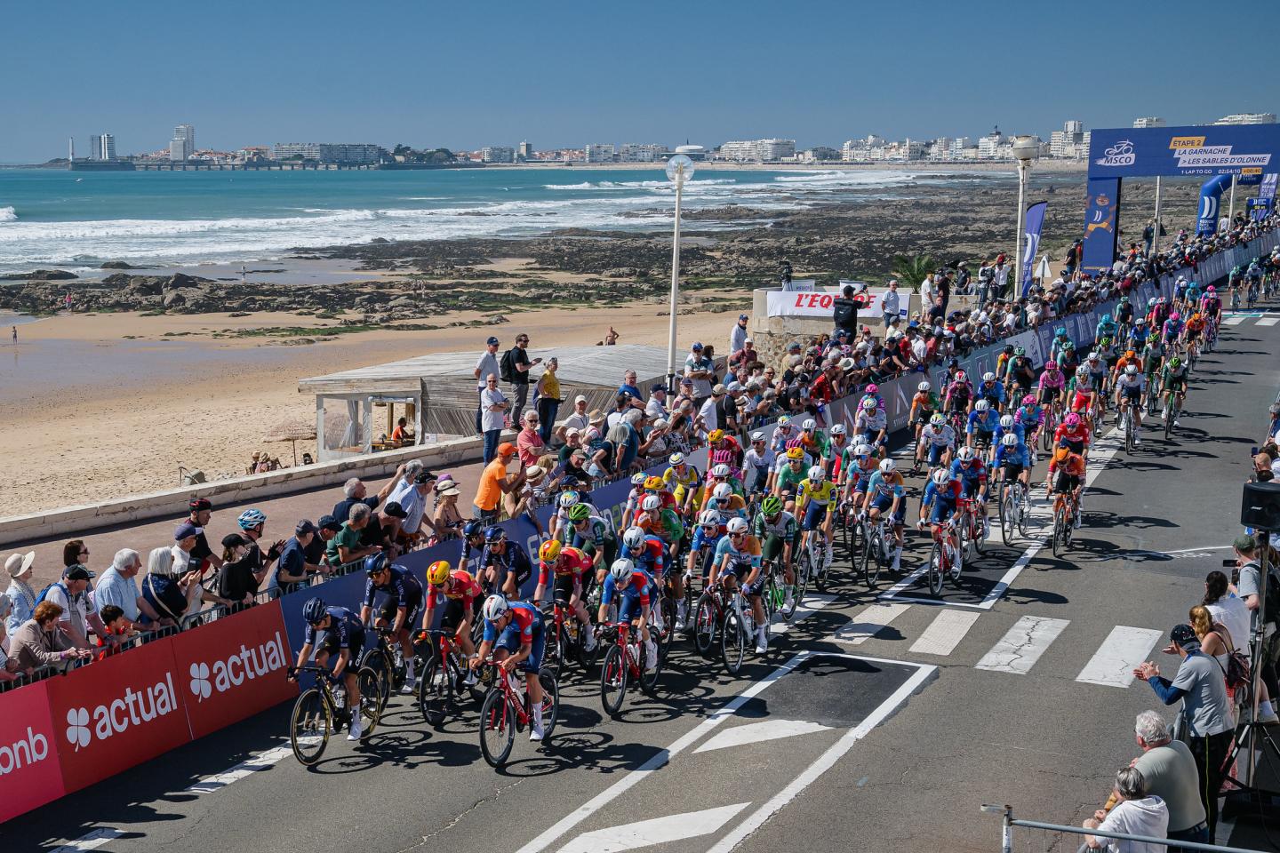 Peloton regroupé aux Sables-d'Olonne