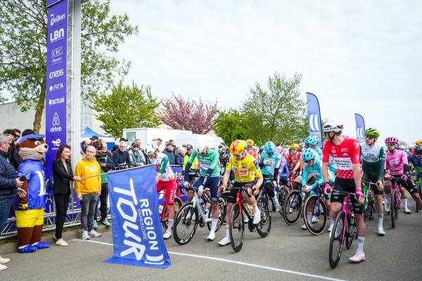 Départ de la dernière étape à Brûlon