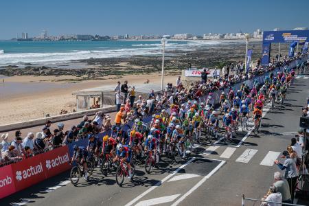 Peloton regroupé aux Sables-d'Olonne