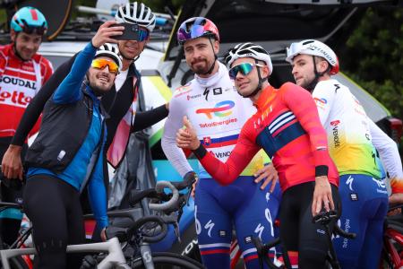 Groupe de cyclistes prenant un selfie